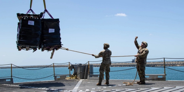 Αμερικανοί στρατιώτες ετοιμάζουν ένα φορτίο ανθρωπιστικής βοήθειας για τη Λωρίδα της Γάζας