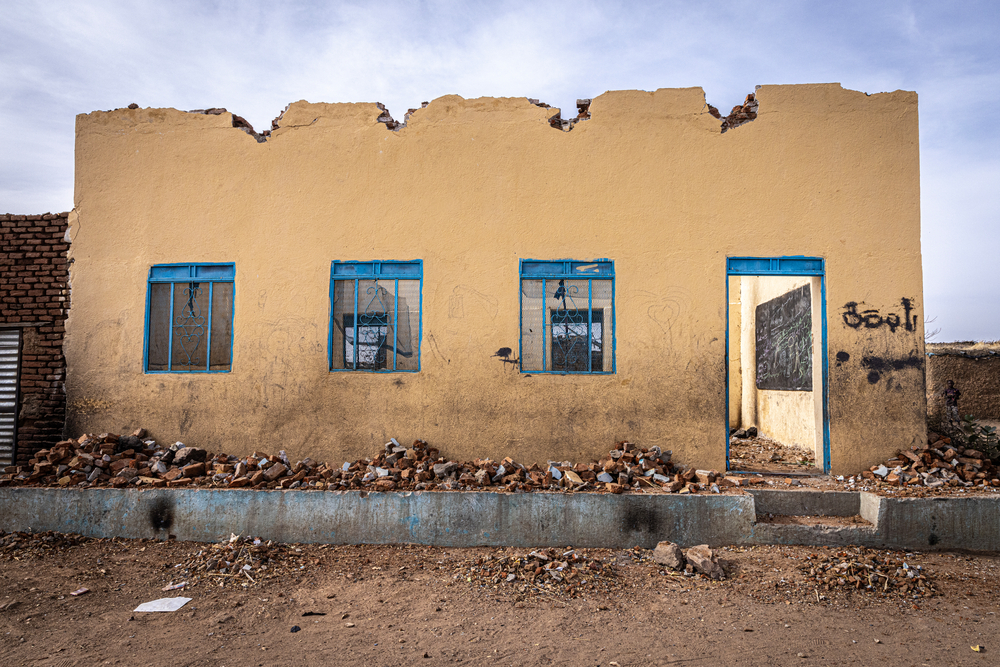 Μετά από περισσότερο από ένα χρόνο πολέμου στο Σουδάν, οι μάχες έχουν αφήσει τα σπίτια κατεστραμμένα και λεηλατημένα.