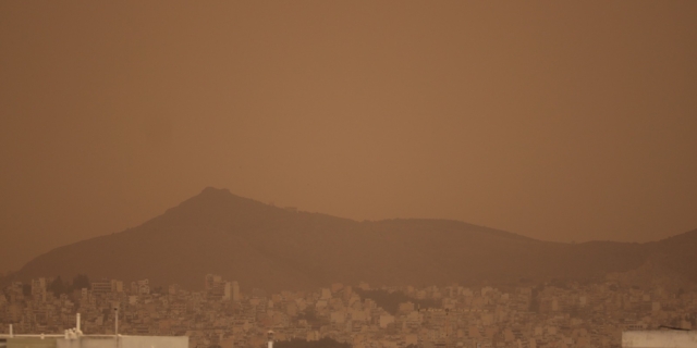 Αφρικανική σκόνη: Αποπνικτική η ατμόσφαιρα και την Κυριακή – Πώς θα κινηθεί