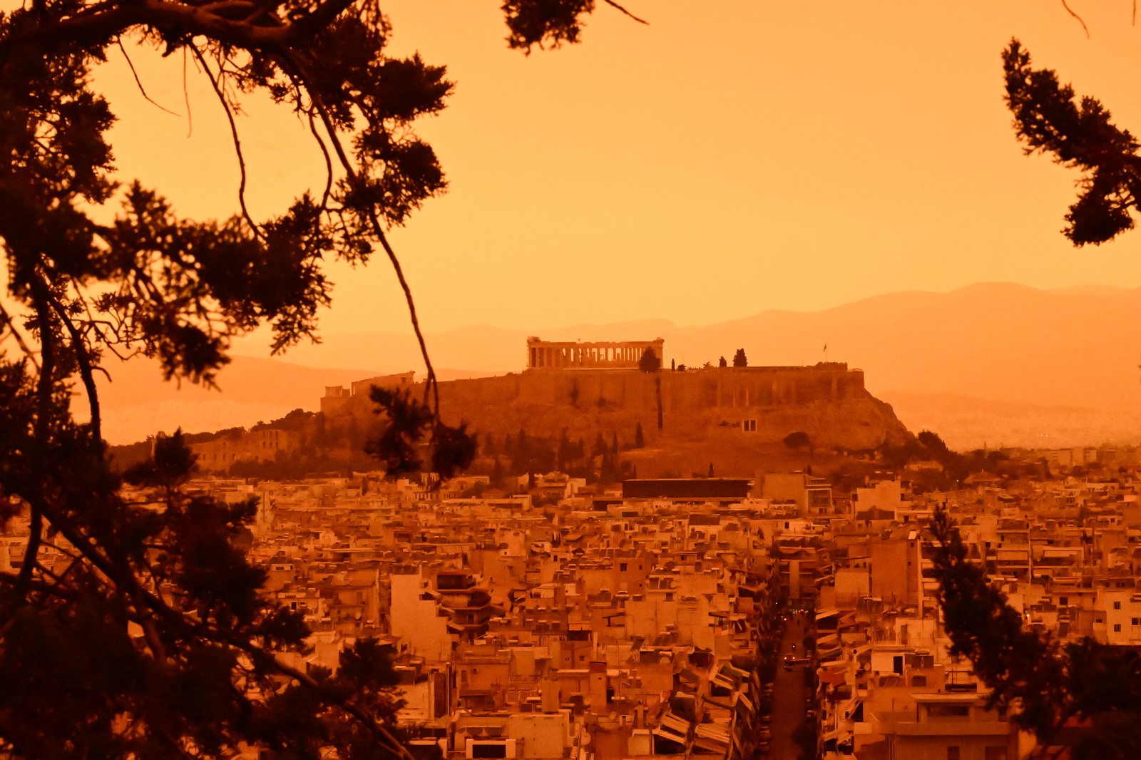Καιρός: Μετά τον καύσωνα, θα “μας πνίξει” η αφρικανική σκόνη