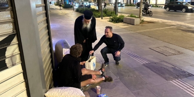 “ΑΠΟΣΤΟΛΗ” και “ΝΕΟΤΗΤΑ” της Ιεράς Αρχιεπισκοπής Αθηνών δίπλα στους αστέγους το Πάσχα