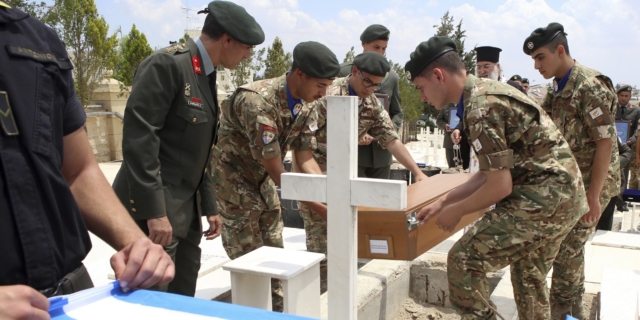 Επαναπατρίζονται τα λείψανα οκτώ Ελλήνων πεσόντων στην Κύπρο