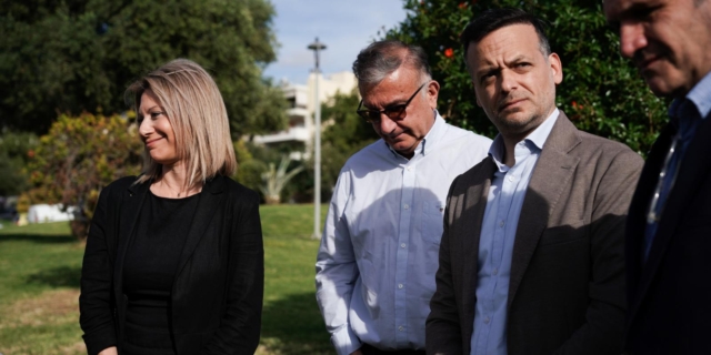 Ο Δήμαρχος Αθηναίων, Χάρης Δούκας, μαζί με την Πρόεδρο Συλλόγου Θυμάτων Τεμπών, Μαρία Καρυστιανού επισκέφτηκαν το πάρκο Ερμού και Πειραιώς, απέναντι από την Τεχνόπολη, το σημείο όπου θα τοποθετηθεί το γλυπτό - μνημείο για τα θύματα της πολύνεκρης σιδηροδρομικής τραγωδίας.