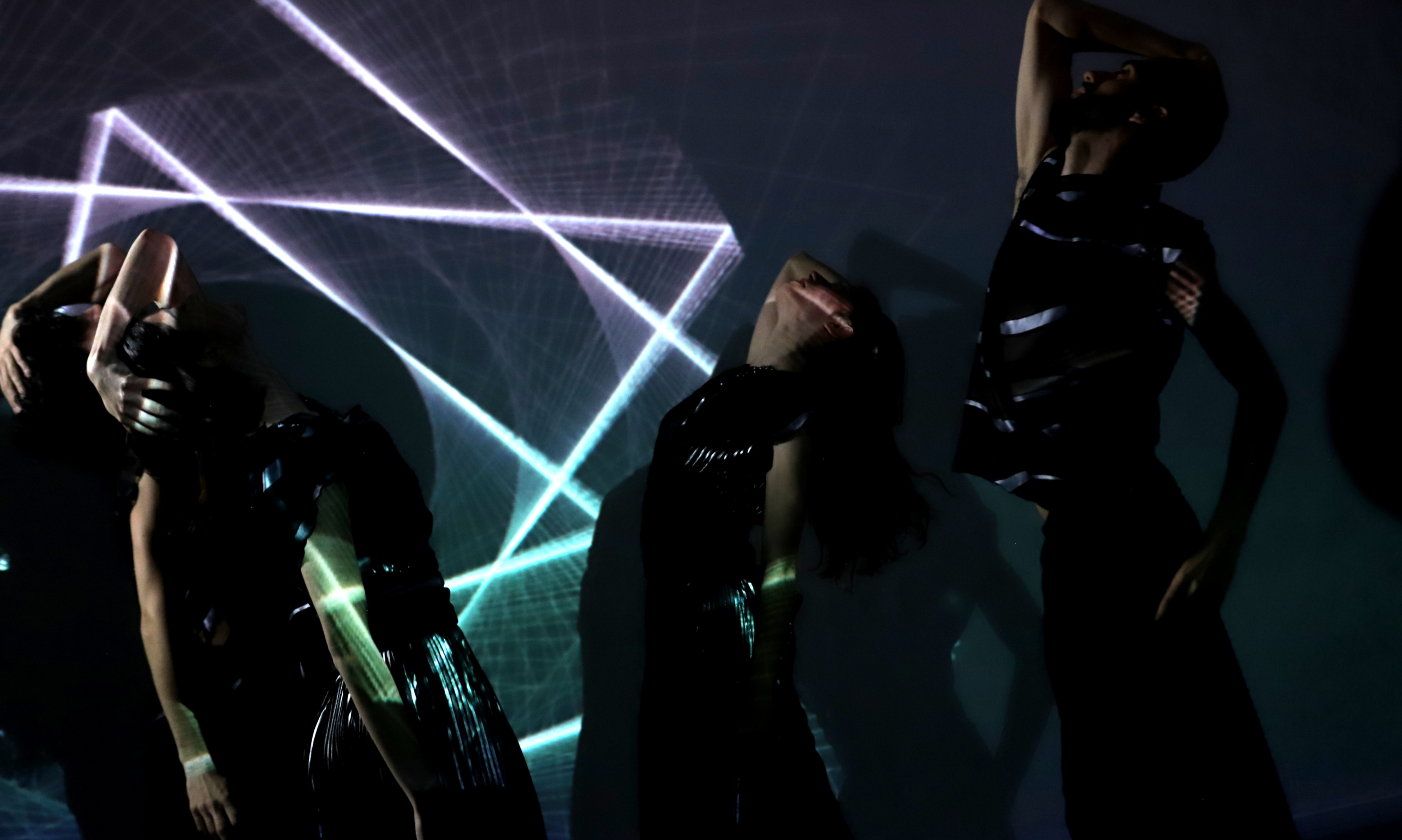 παράσταση χορού 4+ΕΝΑ