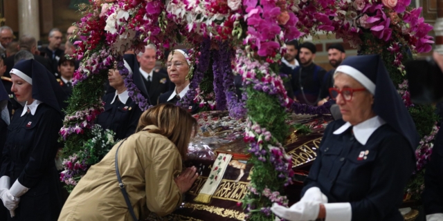 Περιφορά Επιταφίου Μητρόπολης Αθηνών