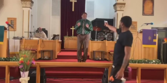 ΗΠΑ: Ένοπλος εισέβαλε σε εκκλησία και απείλησε τον πάστορα
