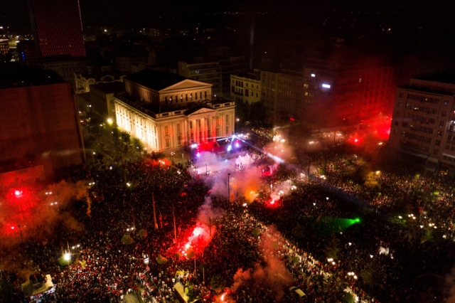 Ολυμπιακός: Έγινε η νύχτα μέρα στον Πειραιά, πάνω από 100.000 για τους θριαμβευτές του Conference League