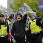 Eurovision: Επεισόδια και χημικά από την αστυνομία σε διαδηλωτές για την Παλαιστίνη