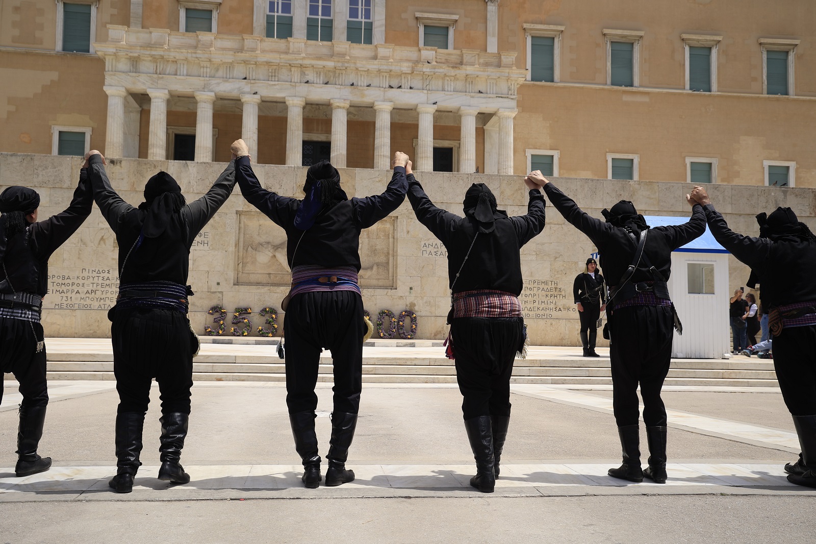 Κατάθεση στεφάνων στο Μνημείο του Αγνώστου Στρατιώτη από την Παμποντιακή Ομοσπονδίας Ελλάδος (ΠΟΕ) και αλλαγή της προεδρικής φρουράς με Πόντιους Εύζωνες για την Ημέρα Μνήμης της Γενοκτονίας των Ελλήνων του Πόντου.