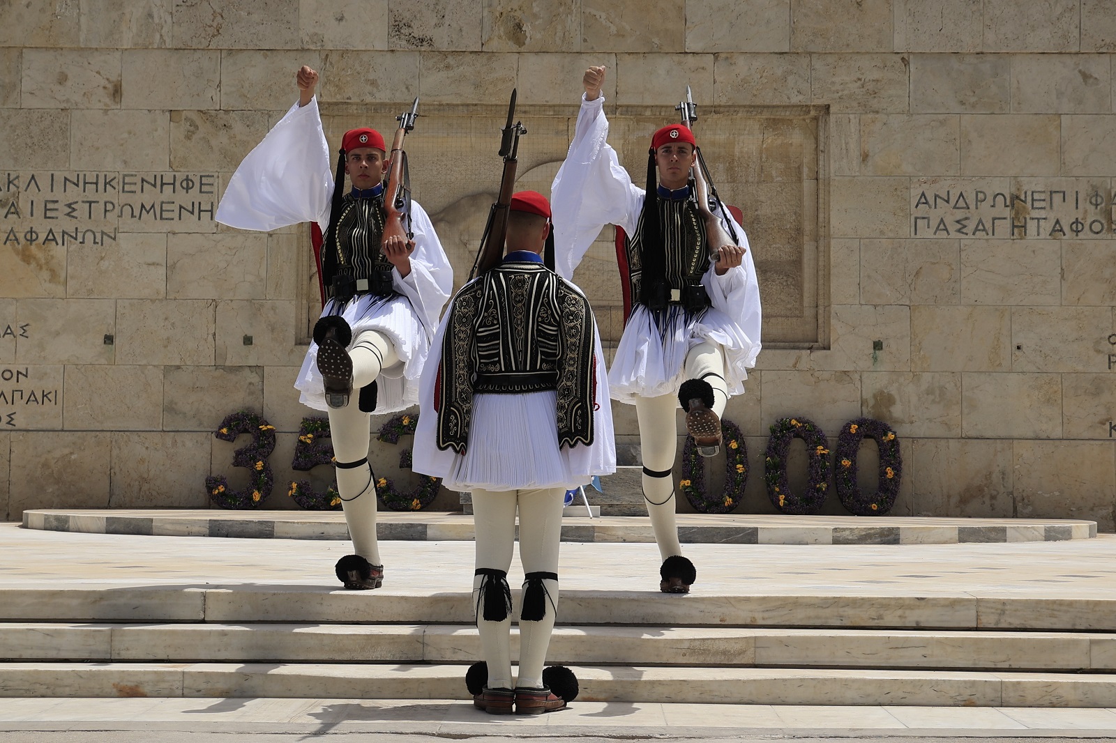 Κατάθεση στεφάνων στο Μνημείο του Αγνώστου Στρατιώτη από την Παμποντιακή Ομοσπονδίας Ελλάδος (ΠΟΕ) και αλλαγή της προεδρικής φρουράς με Πόντιους Εύζωνες για την Ημέρα Μνήμης της Γενοκτονίας των Ελλήνων του Πόντου.