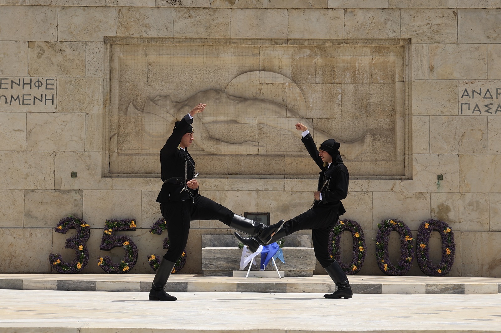 Κατάθεση στεφάνων στο Μνημείο του Αγνώστου Στρατιώτη από την Παμποντιακή Ομοσπονδίας Ελλάδος (ΠΟΕ) και αλλαγή της προεδρικής φρουράς με Πόντιους Εύζωνες για την Ημέρα Μνήμης της Γενοκτονίας των Ελλήνων του Πόντου.