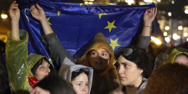 Διαδηλωτές με σημαία της ΕΕ, κατά του νομοσχεδίου