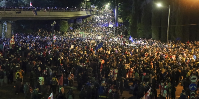 Διαδηλωτές συγκεντρώνονται στην Πλατεία των Ηρώων κατά τη διάρκεια διαμαρτυρίας της αντιπολίτευσης κατά του «ρωσικού νόμου» στο κέντρο της Τιφλίδας, Γεωργία, Τρίτη 14 Μαΐου 2024
