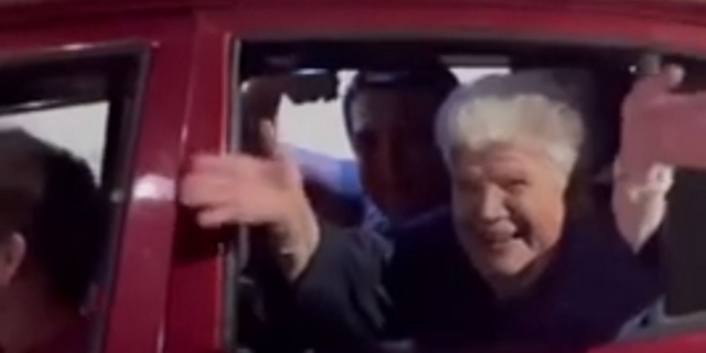 Ολυμπιακός: Ηλικιωμένη πανηγύριζε με τη ψυχή της στους δρόμους του Πειραιά