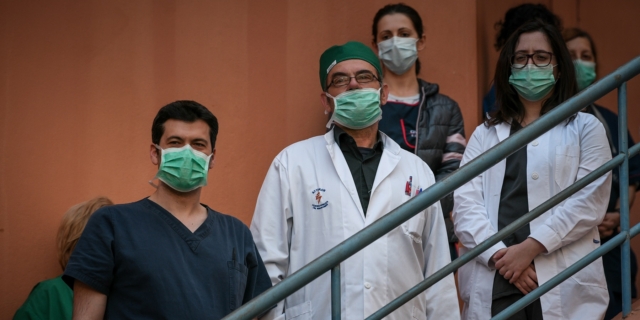 Υγειονομικοί υπάλληλοι στο Νοσοκομείο «Αττικόν»