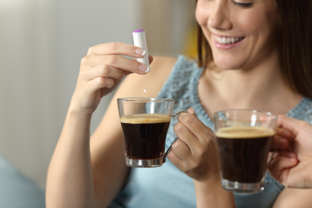 Γυναίκα προσθέτει τεχνητά γλυκαντικά στον καφέ της