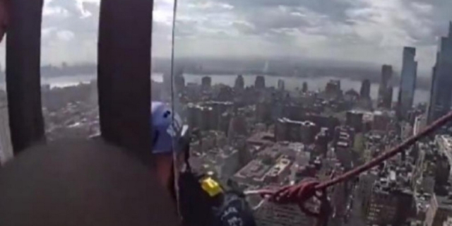 Νέα Υόρκη: Συγκλονίζει η διάσωση γυναίκας στον 54ο όροφο ουρανοξύστη – Βίντεο