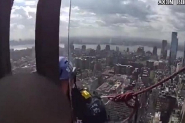 Νέα Υόρκη: Συγκλονίζει η διάσωση γυναίκας στον 54ο όροφο ουρανοξύστη – Βίντεο
