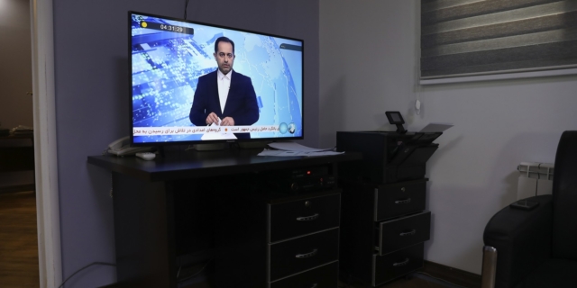 Ένας παρουσιαστής; ειδήσεων εκφωνεί την είδηση του ατυχήματος του Ιρανού προέδρου