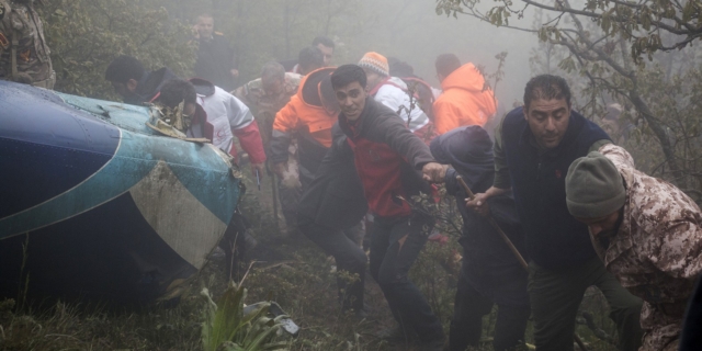 Τα συντρίμμια του ελικοπτέρου στο οποίο επέβαινε ο Ιρανός πρόεδρος