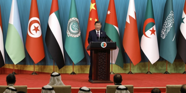 O Σι Τζινπίνγκ σε φόρμου με άραβες ηγέτες και διπλωμάτες στο Πεκίνο