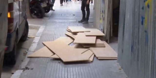 Θεσσαλονίκη: Καδρόνια από οικοδομή έπεσαν πάνω σε περαστικούς