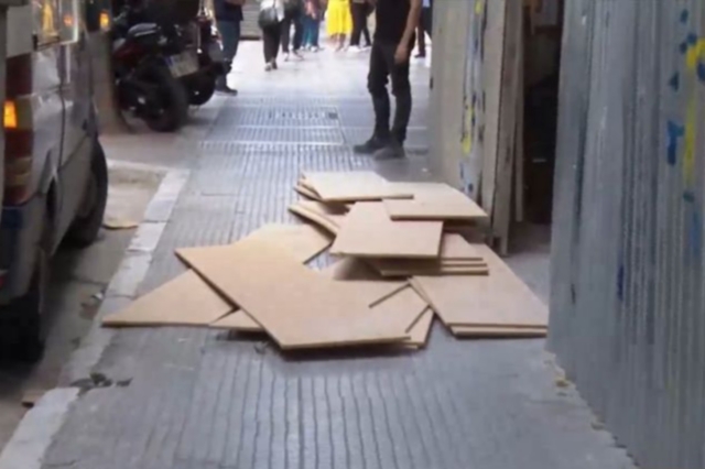 Θεσσαλονίκη: Καδρόνια από οικοδομή έπεσαν πάνω σε περαστικούς
