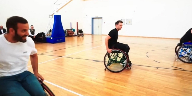 Κασσελάκης: Έπαιξε μπάσκετ σε αναπηρικό αμαξίδιο – “Ο σύλλογος «Περπατώ» υποκαθιστά τον ρόλο ενός αδιάφορου κράτους”