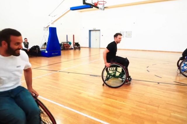 Κασσελάκης: Έπαιξε μπάσκετ σε αναπηρικό αμαξίδιο – “Ο σύλλογος «Περπατώ» υποκαθιστά τον ρόλο ενός αδιάφορου κράτους”