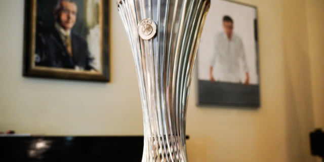 Το τρόπαιο του Conference League στην Πλατεία Κοτζιά