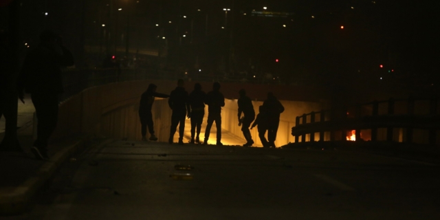 Πάσχα: Ακρωτηριάστηκε άνδρας στα Καλύβια – Πέντε τραυματίες στην Αθήνα από κροτίδες