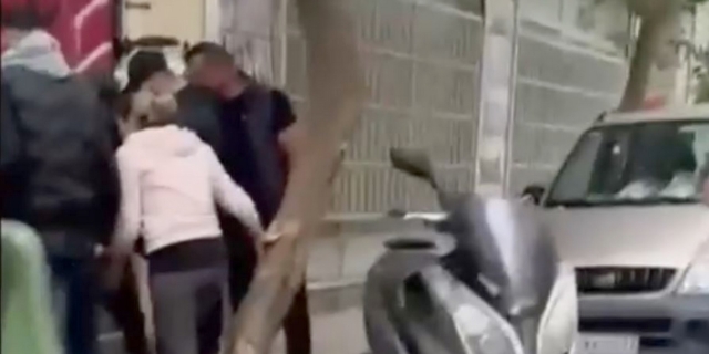 Κυψέλη: Η στιγμή που κάτοικοι ακινητοποιούν τον οδηγό του τζιπ που εμβόλισε πάνω από 10 οχήματα – Βίντεο