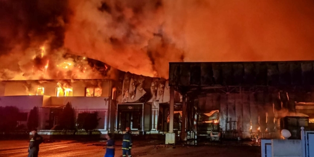 Πυρκαγιά σε εργοστάσιο εταιρείας που παρέχει τα σχολικά γεύματα στην περιοχή της Λαμίας