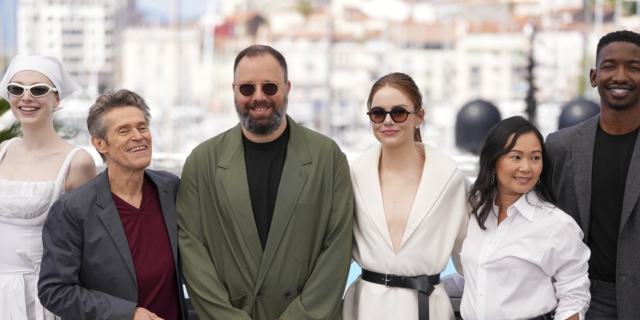 Η Hunter Schafer, ο Willem Dafoe, ο Γιώργος Λάνθιμος, η Emma Stone, η Hong Chau και ο Mamoudou Athie στο 77ο διεθνές φεστιβάλ κινηματογράφου στις Κάννες