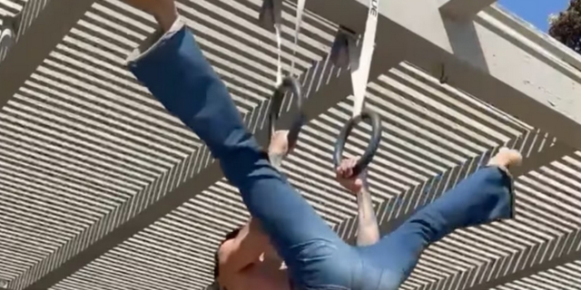 O Λένι Κράβιτζ κάνει τον Λευτέρη Πετρούνια