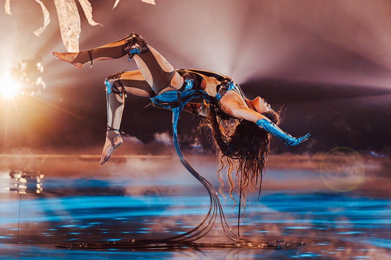 Loreen visar hur man ska sitta på en stol i EUROVISION SONGCONTEST 2024