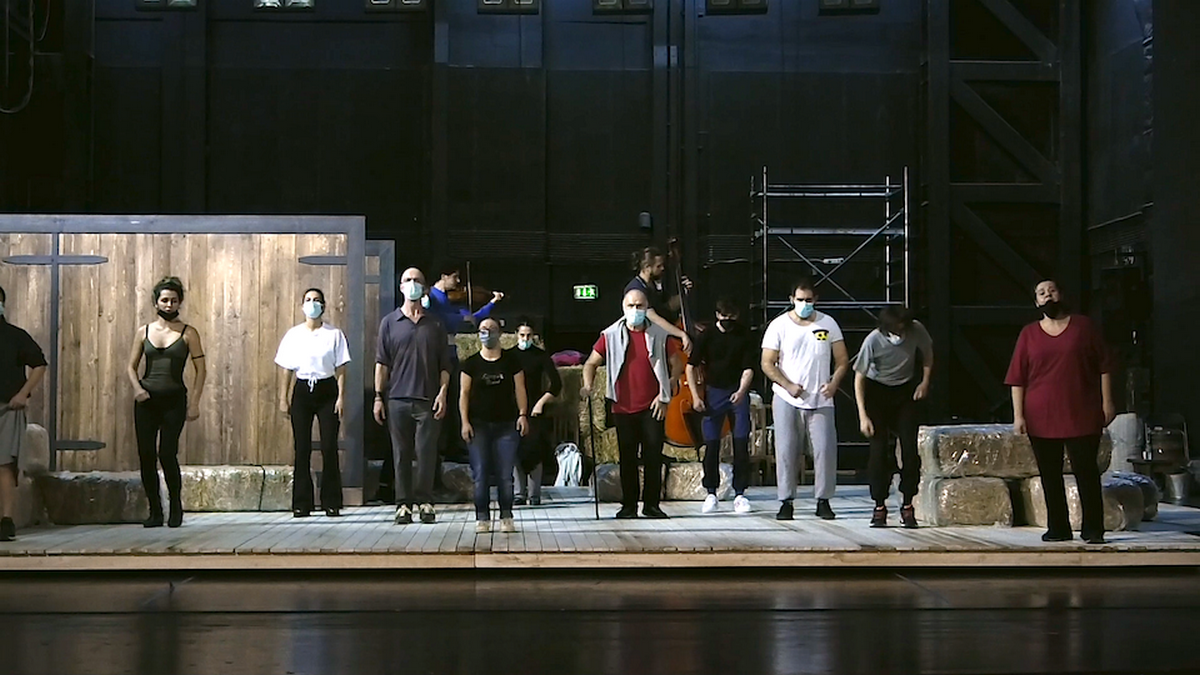 Στιγμιότυπο από τις πρόβες για την θεατρική παράσταση "Φουέντε Οβεχούνα"