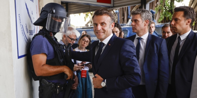 O Εμανουέλ Μακρόν στην Καληδονία