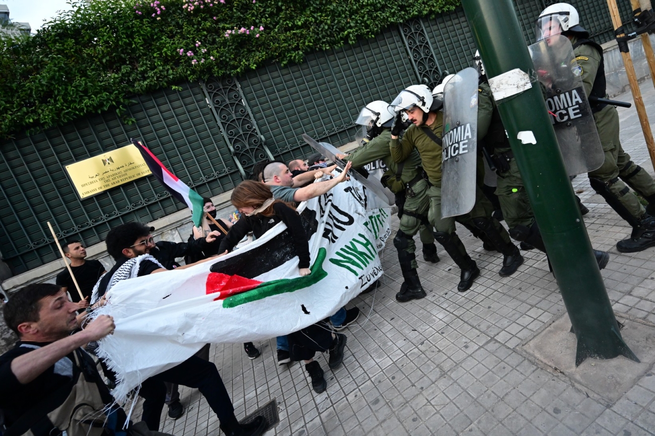 Επίθεση των ΜΑΤ σε διαδηλωτές υπέρ της Παλαιστίνης