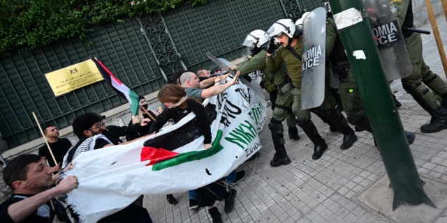 Επίθεση των ΜΑΤ σε διαδηλωτές υπέρ της Παλαιστίνης