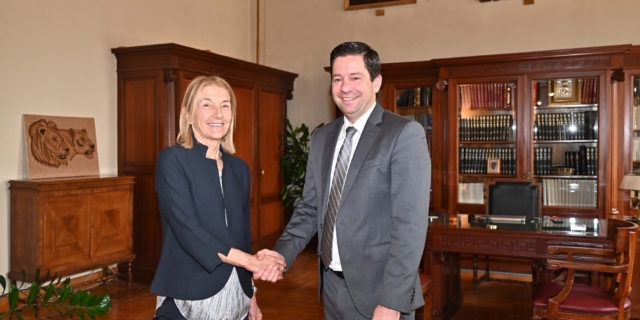 Η πρόεδρος του «Μαζί για το Παιδί» Αλεξάνδρα Μαρτίνου και ο πρύτανης του ΕΚΠΑ, καθηγητής Γεράσιμος Σιάσος