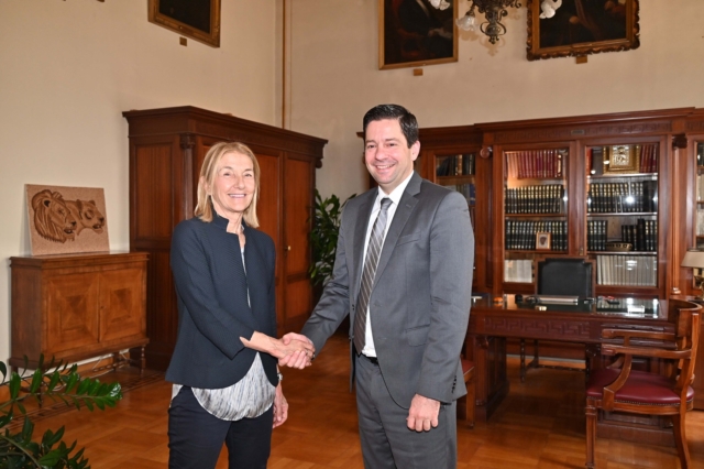 Η πρόεδρος του «Μαζί για το Παιδί» Αλεξάνδρα Μαρτίνου και ο πρύτανης του ΕΚΠΑ, καθηγητής Γεράσιμος Σιάσος