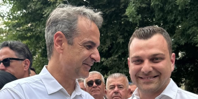 Ο Κυριάκος Μητσοτάκης στην Άρτα συνοδευόμενος από τον γιο του Φρέντι Μπελέρη, Πέτρο