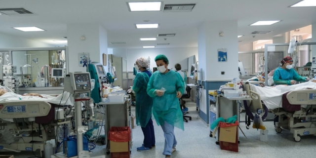 Νοσηλευτές και γιατροί σε Μονάδα Εντατικής Θεραπείας