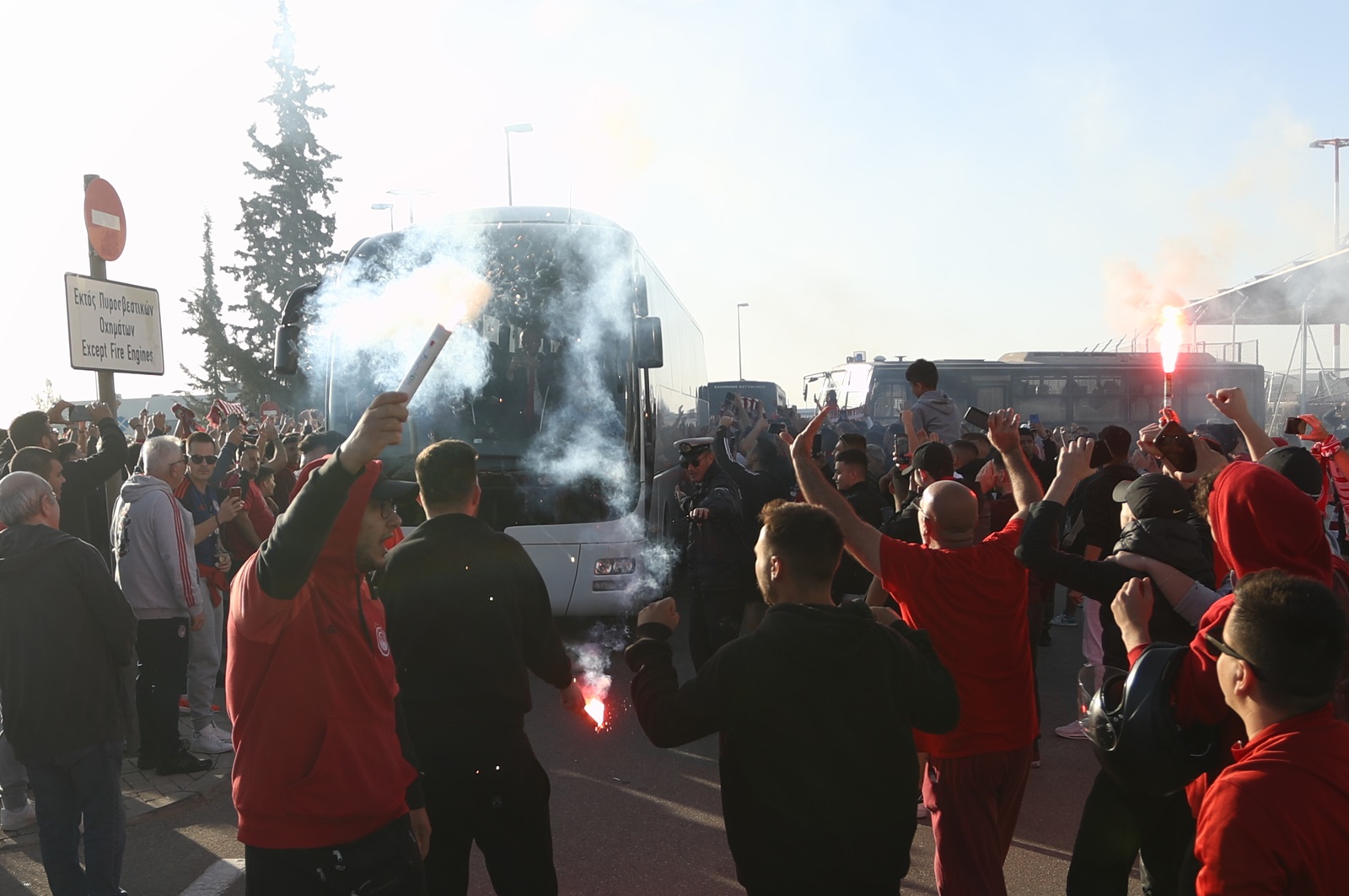 Οπαδοί του Ολυμπιακού στο αεροδρόμιο