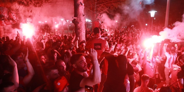 ΦΙΛΑΘΛΟΙ ΤΟΥ ΟΛΥΜΠΙΑΚΟΥ ΠΑΡΑΚΟΛΟΥΘΟΥΝ ΤΟΝ ΤΕΛΙΚΟ ΣΕ ΓΙΓΑΝΤΟΟΘΟΝΕΣ ΠΟΥ ΕΧΟΥΝ ΣΤΗΘΕΙ ΣΕ ΠΛΑΤΕΙΑ ΚΟΡΑΗ, ΚΑΜΙΝΙΑ, ΚΑΙ ΜΑΡΙΝΑ ΖΕΑΣ
