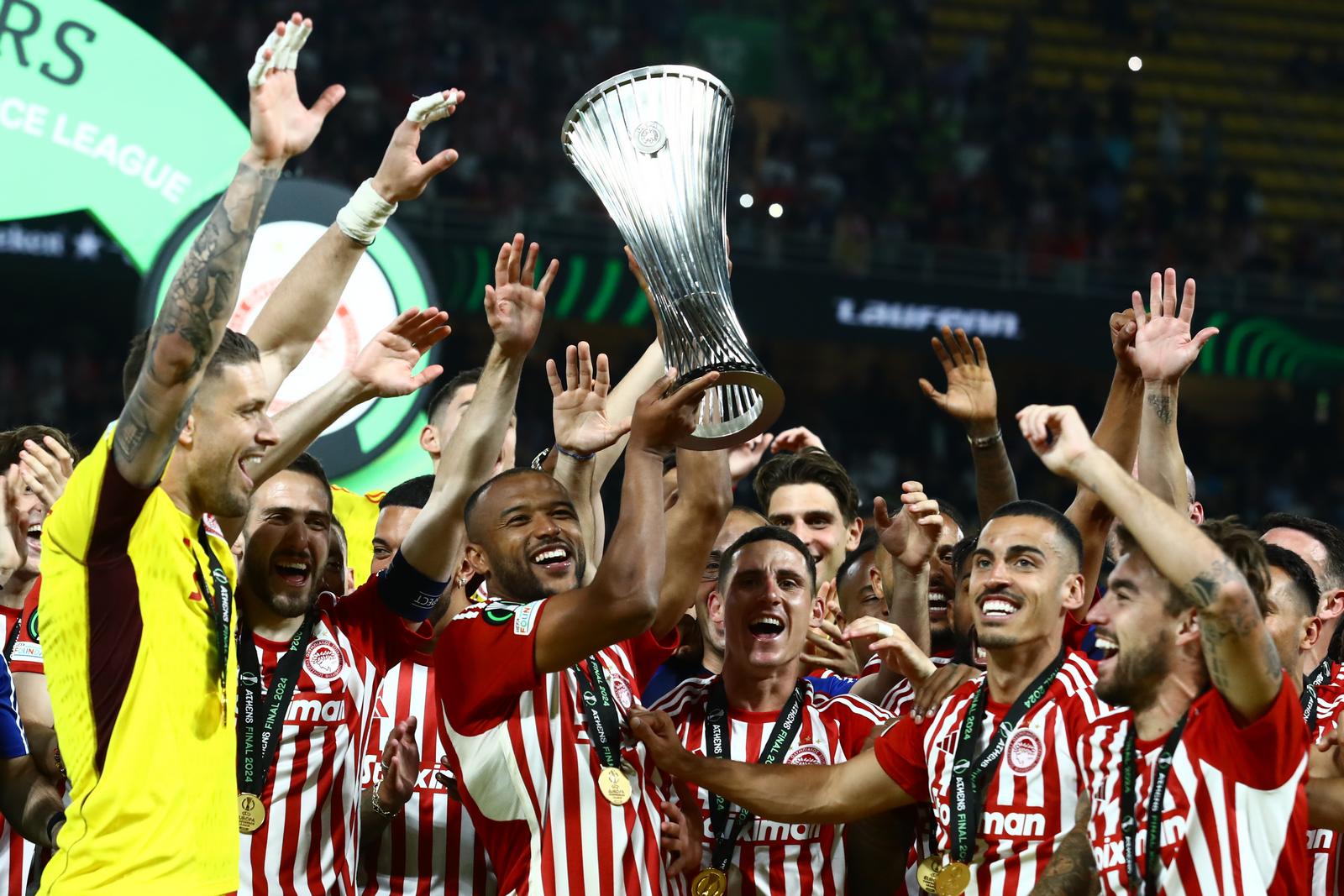 H απονομή της ευρωπαϊκής Κούπας στους ερυθρόλευκους