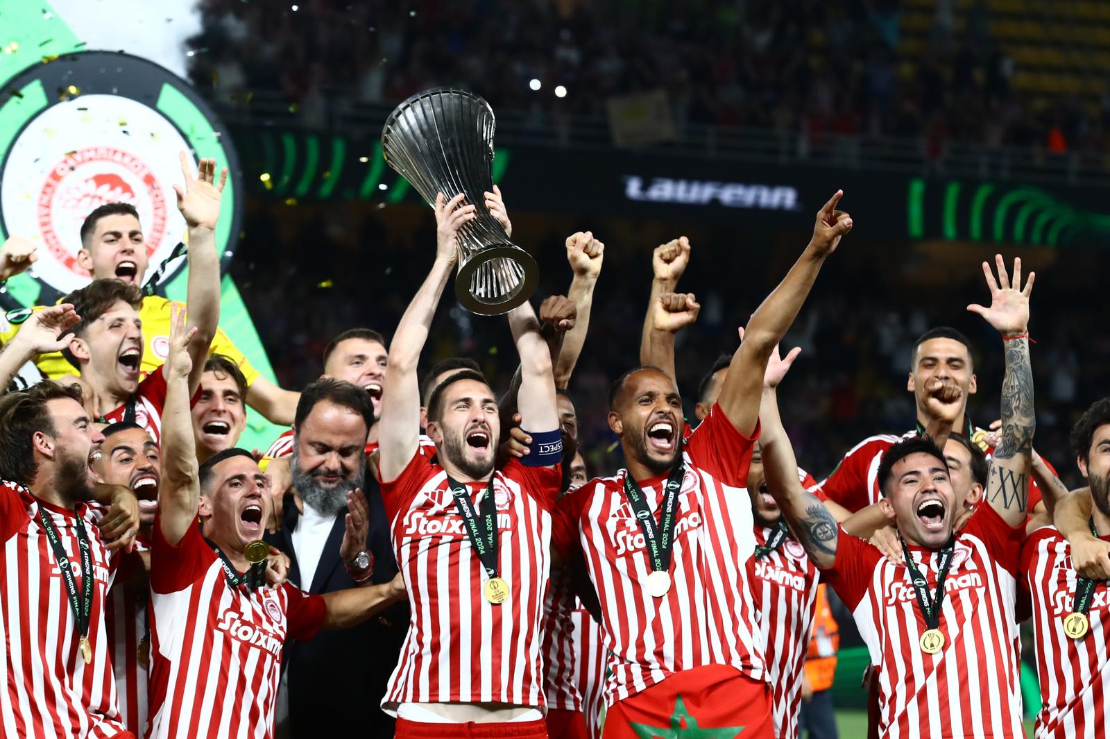 H απονομή της ευρωπαϊκής Κούπας στους ερυθρόλευκους