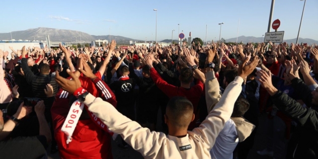 Οπαδοί του Ολυμπιακού στο αεροδρόμιο