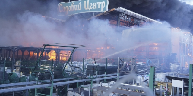 Πυροσβεστικές δυνάμεις επιχειρούν στην υπεραγορά που επλήγη από ρωσικούς πυραύλους